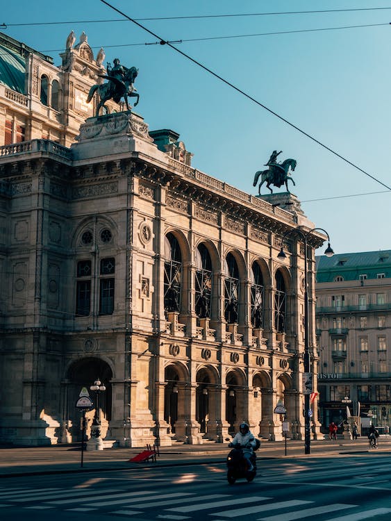 A picture of the Vienna State Opera in Vienna, Austria