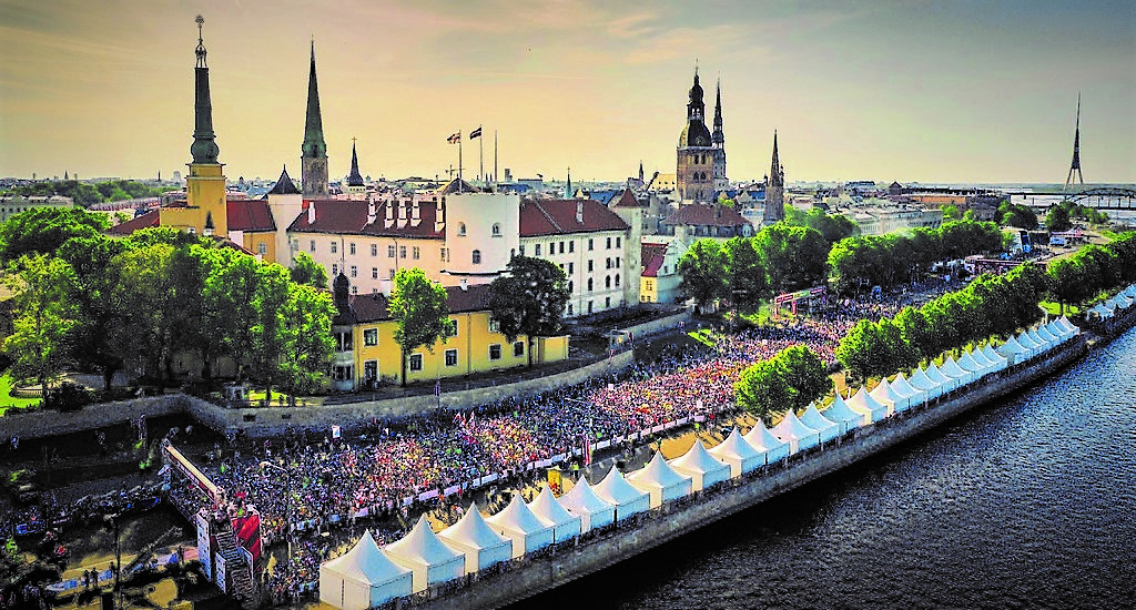 photo of Riga Castle with crowds next to it