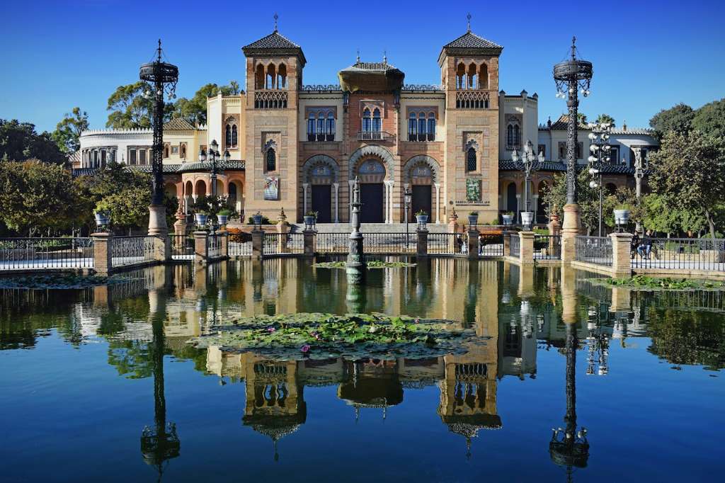 A picture of a building behind a pond in seville spain