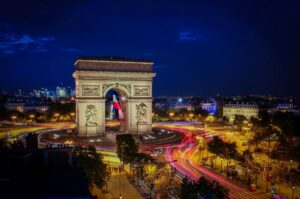 a picture of l'arc de triomphe in paris france taken at night