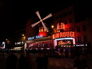 an image of the Moulin Rouge bar in Paris France