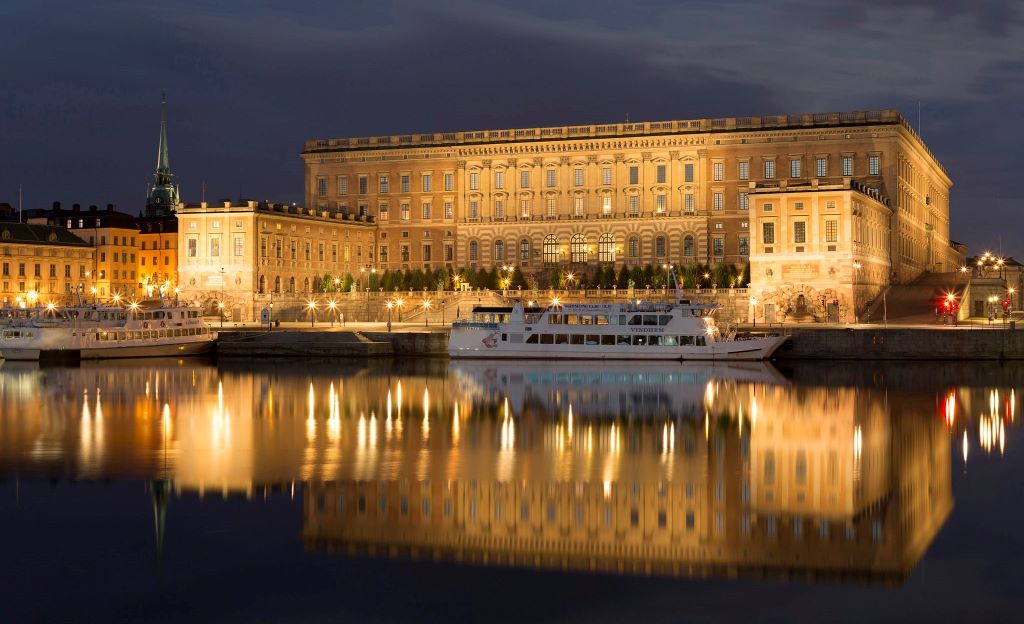 photo of the royal palace in Stockholm at night