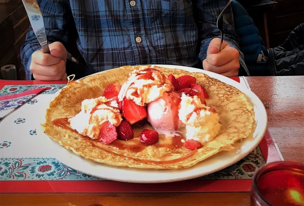 photo of a plate of pancakes with strawberries in rotterdam netherlands