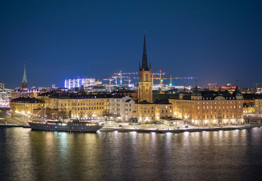 photo of the stockholm skyline at night